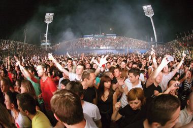 Pettisočglava množica v amfiteatrski teniški areni