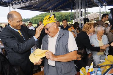 Lepo pristoji strankarska čepica, še posebno, če ti jo povezne sam predsednik stranke