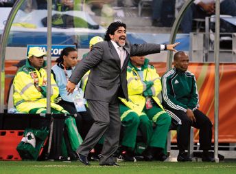 Diego Armando Maradona je z vsem, kar je počel, izkazoval, da hoče igrati in delati po svoje, da hoče biti logo zase, večji od Fife. To pa ne gre.