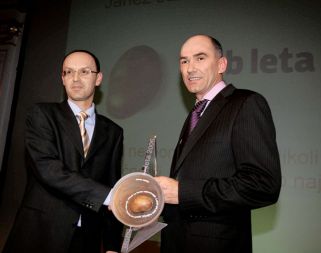 Janez Janša prejema nagrado Bob leta iz rok urednika Večera Tomaža Ranca, 30. januar 2007. Nagrajena izjava se glasi: &raquo;Nikoli ne bomo največji. Nikoli ne bomo najmočnejši. Lahko pa smo najboljši.&laquo;