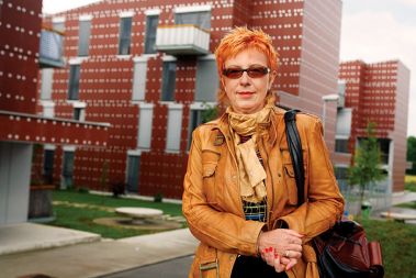 Jožka Hegler, direktorica stanovanjskega sklada MOL: &raquo;Vsekakor ne bi bilo prav, da bi država z nekritičnim odkupovanjem zaloge stanovanj plačevala napake bank in investitorjev.&laquo;