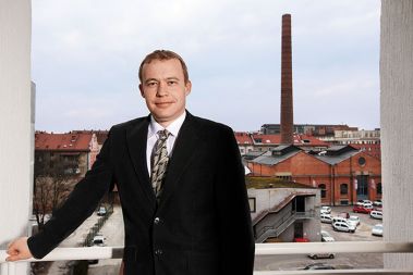 Matej Lahovnik, minister za gospodarstvo: &raquo;Tržna cena bi se glede na razmere na trgu gotovo morala znižati, vse drugo bi bilo reševanje težav na plečih davkoplačevalcev.&laquo;