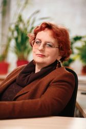 Srna Mandič, sociologinja: &raquo;Kako je lahko v javnem interesu, da bi država odkupila stanovanja, ki so tako slaba in draga, da jih nihče drug noče?&laquo;