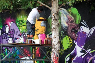Hrvaški grafitar Guru in vesoljske pošasti.