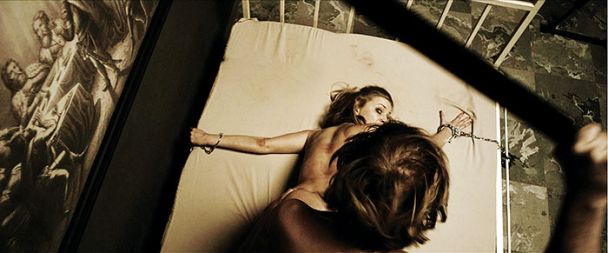 V Srbskem filmu nekdanji porno zvezdnik(Srđan Todorović) dobi bajno priložnost - nastop v porniču, pri katerem scenarija ne bo vnaprej poznal, kar ga potem pelje od ponižanja do ponižanja, od sperme do krvi, od mazohizma do sadizma, od dilda do macole  &hellip; 