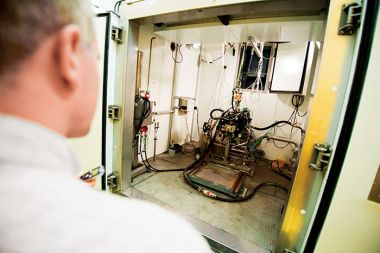 Oprema laboratorija s hladno komoro v Hidria Inštitutu za avtomobilsko industrijo, kjer preskušajo hladni zagon dizelskega motorja, je stala skoraj dva milijona evrov. Gre za prvi tako opremljen laboratorij v Sloveniji.