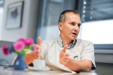 Rudi Kragelj, direktor Hidria Inštituta za avtomobilsko industrijo: &raquo;Naš namen je, da bi imeli do leta 2012 zaposlenih približno 50 inženirjev, ki bi se ukvarjali z razvojem novih in inovativnih izdelkov.&laquo;