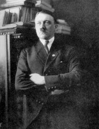 Adolf Hitler s svojimi knjigami v svojem stanovanju v M&uuml;nchnu, leta 1925