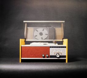Davorin Savnik, gramofon Manuela, 1966  (Prvi jugoslovanski gramofon, ki je hkrati Savnikov hommage Braunovemu kultnemu gramofonu SK4)