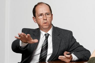 &raquo;Situacija je tako resna, da se ne bi smeli pogovarjati niti o dodatkih.&laquo;- Dušan Mramor, dekan Ekonomske fakultete