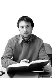 Dr. Andraž Teršek je ustavnik, zaposlen na Univerzi na Primorskem, sourednik revije Revus.