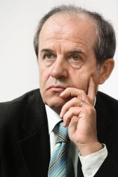 Dr. Ivan Svetlik, minister za delo, družino in socialne zadeve, profesor za kadrovsko in socialno področje na Fakulteti za družbene vede Univerze v Ljubljani 