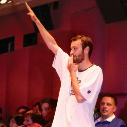 Darko Nikolovski potem, ko mu niso dovolili govoriti na glasbenem forumu Darko Nikolovski potem, ko mu niso dovolili govoriti na glasbenem forumu