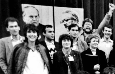 Kongres Zveze socialistične mladine Slovenije leta 1982 v Novem mestu: v vodstvo mladinske organizacije sta bila izvoljena tudi Janez Janša (pod Titovo sliko) in Igor Bavčar (pod Kardeljevo sliko s stisnjeno pestjo)
