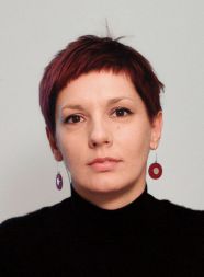 Mag. Romana Zidar je raziskovalka in asistentka na Katedri za raziskovanje in organizacijo na Fakulteti za socialno delo.