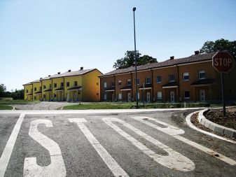 Vrstne hiše v neposredni bližini razdelilne transformatorske postaje v Divači. 