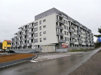 Poslovno-stanovanjski objekt s 111 bivalnimi enotami v Divači je bil zgrajen lani, umeščen pa je med železniško postajo in občinsko stavbo. Gradbeno dovoljenje za ta objekt je bilo izdano v času veljave sporne obvezne razlage občinskega prostorskega načrta, s katero se je med drugim višina enoetažnih objektov enačila s štirietažnimi. Ustavno sodišče je to obvezno razlago sicer razveljavilo, vendar takrat že začete sporne gradnje niso porušili.