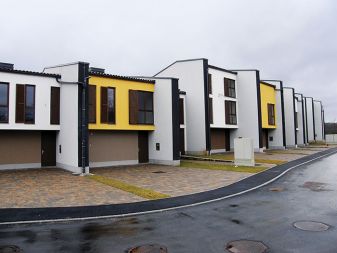 Gabrovo naselje s 30 vrstnimi hišami in z dvema večstanovanjskima blokoma je umeščeno v prostor s starejšimi individualnimi hišami. Gradbeno dovoljenje je bilo pridobljeno v nasprotju z določili občinskega prostorskega načrta. To in številne druge novogradnje v občini Divača so pretežno financirale banke v večinski državni lasti, sodeč po oglasih lokalnih nepremičninskih agencij pa so bili ciljni kupci predvsem iz Italije. Člani Civilne iniciative za Kras trdijo, da je občinska oblast pri vseh spornih novogradnjah nastopala kot pobudnica in zaveznica t. i. slamnatih investitorjev, namesto da bi zastopala javni interes. Danes je večina novih stanovanj v Divači nezasedena oziroma neprodana.