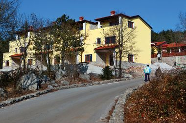 O pravem nasilju nad prostorom lahko govorimo v zvezi z nizom štirih hiš ob robu vasi Lokev. Po spremenjenem prostorskem načrtu občine Sežana je tu predvidenih toliko novogradenj, da bi se, če bi bile vse zgrajene, število prebivalcev vasi več kot podvojilo. 