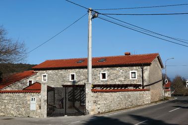 Dokaz, da je staro hišo mogoče obnoviti v spoštljivem odnosu do kraške stavbne dediščine smo našli v vasi Lokev. Lastnik te kamnite hiše je doma iz Borovnice na jugozahodnem obrobju Ljubljanskega barja. 