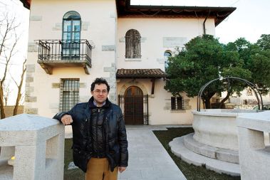 &raquo;Povpraševanje po nepremičninah je tolikšno, da bi lahko v kratkem podvojili število prebivalcev. Vendar gradbenih in zemljiških špekulacij nočemo in jih tudi ne dopuščamo. Načrtno omejujemo množične nakupe in nepremičnin ne prodajamo tistim, ki bi tu želeli imeti samo počitniško hišico. Želimo obdržati kulturno identiteto vasi in ljudi, ker to razumemo kot naše bogastvo,&laquo; pravi Paolo Vizintin, župan občine Doberdob na italijanskem Krasu.