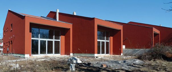 Predstavniki Civilne iniciative kot izjemno moteča omenjajo dvojčka na robu naselja Križ, ki ju je projektiral arhitekt Matej Mljač. Neizkušeni investitor tega projekta je bankrotiral, lastnice so postale banke, oba dvojčka pa sta še vedno nenaseljena. Tudi če se strinjamo s tistimi, ki pravijo, da vrstne hiše ne sodijo na Kras, moramo priznati, da sta ta dvojčka z arhitekturnega vidika veliko boljša kot številne druge, okoliške hiše, ki so jih lokalni prebivalci po nekoliko predelanih tipskih načrtih zgradili v zadnjih desetletjih. Arhitektura dvojčkov je namenoma asketska, saj gre za energetsko varčno gradnjo. &raquo;Kraška hiša je v svoji primarni zasnovi asketska, enostavnih volumnov, s skromnimi, a premišljenimi detajli. Prav tako, kot mora biti danes zasnovana energetsko varčna hiša,&laquo; pojasnjuje Mljač. 