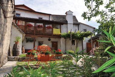 Primer zgledne prenove je tudi Mladinski hotel Pliskovica v osrčju Krasa v bližini Dutovelj, Komna in Štanjela. Prenova več kot 400 let stare kraške domačije Pri Slamčevih, zavarovane kot kulturni spomenik, je bila izpeljana pod vodstvom družbe Projekt, d. d., iz Nove Gorice, arhitektka pa je bila Marijana Vodopivec. S prenovo, končana je bila junija leta 2003, so ohranili vse tipične elemente kraške arhitekture. 