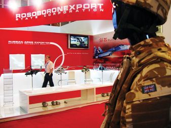 Letalski sejem v Tripoliju. Razstavljena vojaška uniforma zahodne vojaške korporacije General Dynamics iz oči v oči z ruskim državnim izvoznikom vojaške opreme Rosoboronexportom.