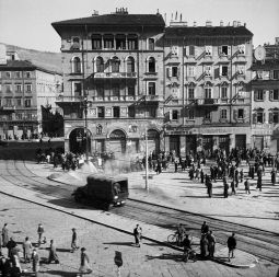Vsakodnevni prizori nasilja policije na tržaških ulicah ob prihodu zavezniške komisije, Trst, Piazza Unit&aacute;, 1946