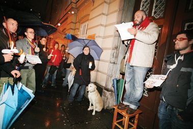 Večerni protest pred apostolsko nunciaturo