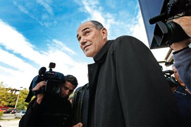 Janša na dan, ko so ga zaslišali Finci