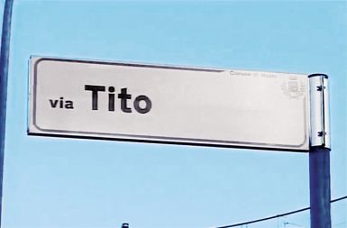 Tito leta 1944 med govor na Visu, na katerem je izrekel zgodovinske besede Tito leta 1944 med govor na Visu, na katerem je izrekel zgodovinske besede
