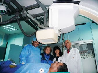 Poseg v centru Medicor. Ekipa zdravnikov od leve proti desni: mag. Zoran Miloševič, anesteziologinja dr. Nadežda Črnič-Tokič, dr. Metka Zorc in dr. Miro Denišlič