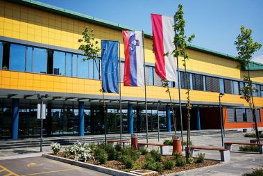 Trojček zastav pred ekonomsko šolo v Kranju