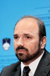 Predsedniku nadzornega sveta  Pošte Slovenije Matjažu Janši se je po zaslugi sedanje vlade bruto sejnina s 500,75 evra povečala na 858 evrov.