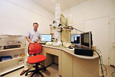 Dr. Dragan Mihailović, vodja Centra odličnosti nanoznanosti in nanotehnologije: &raquo;Zdelo se nam je, da bo namenitev čim večjega deleža denarja za nakup opreme najbolj pripomogla h konkurenčnosti naših raziskav. Da se bo učinek poznal še 15 let, ne pa samo tri leta, kot nam še preostane do konca obdobja financiranja.&laquo;