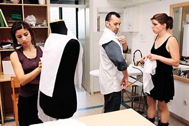 Oblačila so ustvarili skupaj, s tem, da ne bodo navedeni kot njihovi soavtorji, pa modni oblikovalci niso imeli nikakršnih težav.