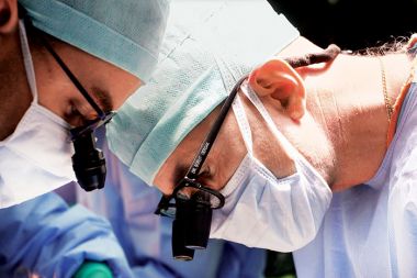 Prof. dr. Borut Geršak, predstojnik kliničnega oddelka za kirurgijo srca in ožilja na UKC Ljubljana: &raquo;Srčna kirurgija je kot alpinizem. Ko gre vse lepo, je enkratno. Ko pa se kaj zaplete, je lahko problem.&laquo;
