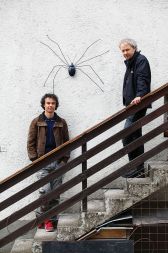 Dve tretjini ekipe, Jani Pirnat in Damijan Kracina, z dolgonožcem, ki je spodbudil projekt za ohranitev pločevinastih okrasnih pajkov S''pajkanje. Pajek je med fotografiranjem &raquo;splezal&laquo; tudi na fasado domače hiše.