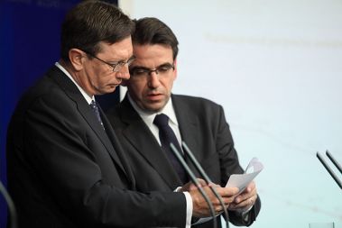 Predsednik vlade Borut Pahor skupaj s Petrom Pogačarjem, direktorjem direktorata za delovna razmerja na ministrstvu za delo in vodjo strokovne skupine za pripravo pokojninske reforme. Pogačar je ob predstavitvi osnutka pokojninske reforme opozoril, da bomo res delali dlje, a za višje in ne nižje pokojnine. 