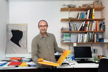 Miha Kajzelj nasprotuje pretirani pozidavi gora. Pravi, da imajo Avstrijci in Švicarji v svojih gorah precej manj gorskih postojank, kot jim imamo Slovenci. Miha Kajzelj nasprotuje pretirani pozidavi gora. Pravi, da imajo Avstrijci in Švicarji v svojih gorah precej manj gorskih postojank, kot jim imamo Slovenci.