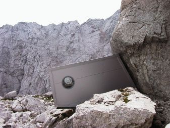 Bivak na Kotovem sedlu pod Jalovcem je oblikovan kot oglat in nesimetrično prisekan siv volumen, ki ga od skal ločijo le štiri okrogla okna. Stoji ob velikanskem razpočenem balvanu, ob katerega je umeščen kot klin, ki podpira skalno gmoto. Bivak na Kotovem sedlu pod Jalovcem je oblikovan kot oglat in nesimetrično prisekan siv volumen, ki ga od skal ločijo le štiri okrogla okna. Stoji ob velikanskem razpočenem balvanu, ob katerega je umeščen kot klin, ki podpira skalno gmoto.