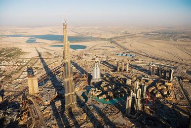 Burj Dubai je najvišja stolpnica na svetu. Ponaša se s samimi presežniki: najvišja stavba, stavba z najvišjimi in najhitrejšimi dvigali, z najhitrejšo vodno črpalko, najvišja stavba s stanovanji ... Cena gradnje je presegla 43 tisoč ameriških dolarjev za kvadratni meter. Burj Dubai je najvišja stolpnica na svetu. Ponaša se s samimi presežniki: najvišja stavba, stavba z najvišjimi in najhitrejšimi dvigali, z najhitrejšo vodno črpalko, najvišja stavba s stanovanji ... Cena gradnje je presegla 43 tisoč ameriških dolarjev za kvadratni meter.