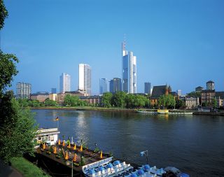 Commerzbank je prva uradna ekološka stolpnica na svetu. Zgrajena je bila leta 1997 po načrtih biroja Foster + Partners. Je najvišja v EU. Zaznamujejo jo vrtovi v korpusu in tehnologija, ki pripomore k zmanjšanju energije, potrebne za ogrevanje in hlajenje. Šestdeset metrov široka stolpnica ima trikotno obliko, na sredini pa je osrednji atrij. Volumen stolpnice je na vsaki strani na različnih mestih prekinjen, s čimer je telo stolpnice stanjšano, ustvarjeni so vrtovi, hkrati pa takšna oblika zagotavlja več naravne osvetlitve notranjih prostorov in manjšo rabo luči. Prav tako imajo uporabniki lepši pogled na visoke vrtove in na mesto. Zaradi podpornih stebrov v vrtovih je bila stolpnica zasnovana z jekleno in ne s cenejšo betonsko konstrukcijo. To je tudi prva stolpnica v Nemčiji, kjer je bilo jeklo glavni konstrukcijski material. Commerzbank je prva uradna ekološka stolpnica na svetu. Zgrajena je bila leta 1997 po načrtih biroja Foster + Partners. Je najvišja v EU. Zaznamujejo jo vrtovi v korpusu in tehnologija, ki pripomore k zmanjšanju energije, potrebne za ogrevanje in hlajenje. Šestdeset metrov široka stolpnica ima trikotno obliko, na sredini pa je osrednji atrij. Volumen stolpnice je na vsaki strani na različnih mestih prekinjen, s čimer je telo stolpnice stanjšano, ustvarjeni so vrtovi, hkrati pa takšna oblika zagotavlja več naravne osvetlitve notranjih prostorov in manjšo rabo luči. Prav tako imajo uporabniki lepši pogled na visoke vrtove in na mesto. Zaradi podpornih stebrov v vrtovih je bila stolpnica zasnovana z jekleno in ne s cenejšo betonsko konstrukcijo. To je tudi prva stolpnica v Nemčiji, kjer je bilo jeklo glavni konstrukcijski material.