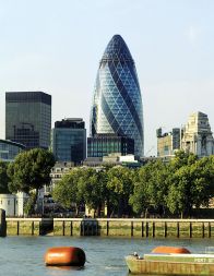 Leta 2003 je bilo izdano vladno dovoljenje za gradnjo stolpnice 30 St Mary Axe arhitekturnega biroja Foster + Partners, visoke stolpnice v londonskem finančnem predelu, ki ima močno arhitekturno podobo nizkih stavb, z namenom, da se območje bolj razvije. Stolpnica, ki jo odlikuje netipična oblika, je v pritličju zelo spoštljiva do javnega historičnega ambienta in je postala ikona Londona ter spodbuda za razvoj območja. Zaradi nenavadne oblike se je je prijel vzdevek Gherkin ali po slovensko kumara. Leta 2003 je bilo izdano vladno dovoljenje za gradnjo stolpnice 30 St Mary Axe arhitekturnega biroja Foster + Partners, visoke stolpnice v londonskem finančnem predelu, ki ima močno arhitekturno podobo nizkih stavb, z namenom, da se območje bolj razvije. Stolpnica, ki jo odlikuje netipična oblika, je v pritličju zelo spoštljiva do javnega historičnega ambienta in je postala ikona Londona ter spodbuda za razvoj območja. Zaradi nenavadne oblike se je je prijel vzdevek Gherkin ali po slovensko kumara.