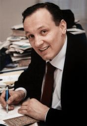 Branko Dragaš je podjetnik, ekonomist, nekdanji bančnik in kolumnist srbskega opozicijskega časopisa Tabloid. V začetku devetdesetih let je sodeloval pri ustanovitvi beograjske borze, bil pa je tudi ustanovitelj združenja malih delničarjev Srbije. Ni član nobene politične stranke. Živi in dela v Beogradu. Branko Dragaš je podjetnik, ekonomist, nekdanji bančnik in kolumnist srbskega opozicijskega časopisa Tabloid. V začetku devetdesetih let je sodeloval pri ustanovitvi beograjske borze, bil pa je tudi ustanovitelj združenja malih delničarjev Srbije. Ni član nobene politične stranke. Živi in dela v Beogradu.