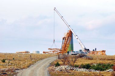 Vlaganje v čiste vire energije je pomembnejše kot pa vlaganje v večjo energetsko učinkovitost, trdijo pri Breakthruogh Institute-u. Na sliki: pospravljanje gradbišča vetrne elektrarne na Griškem polju pri Senožečah.