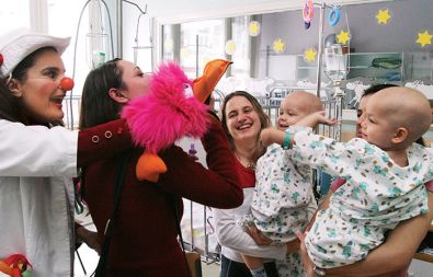 Na obisku pri bolnih otrocih. Projekt Rdeči noski &ndash; Klovni zdravniki jih razveseljuje že šest let.