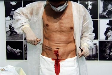 ACCEPTIO, Ive si na čast svoje žene pod popek všije poročni prstan, 2005