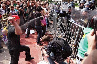 Policisti so na napade huliganov in vinjenih protestnikov odgovarjali s solzivcem. Policisti so na napade huliganov in vinjenih protestnikov odgovarjali s solzivcem.